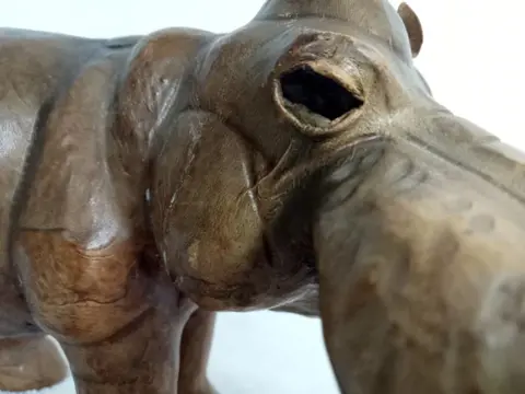 Nijlpaard (1) - Realist - Glas, Leder