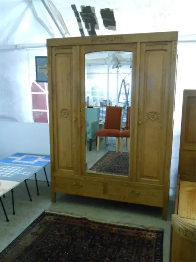 Mooie antieke slaapkamer met houtsnijwerk