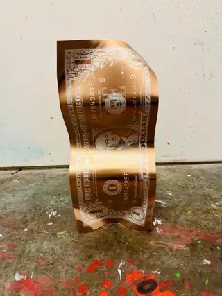 Karl Lagasse (1981) - NEW Sculpture - One Dollar GOLD PINK - Vendu sans prix de réserve.