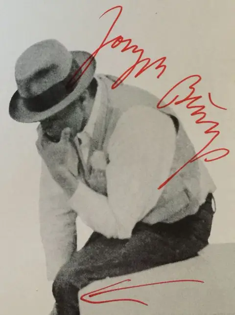 Joseph Beuys (1921-1986) - Ich denke sowieso mit dem Kniesigniert