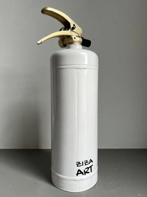 ZizaArt (XXI) - Fire Extinguisher Moet & Chandon (white/gold)
