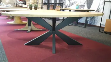 Prachtige ovale eiken tafel met metalen onderstel 220x110cm