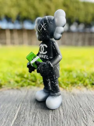 L.M ARTS - Kaws CHANEL POP ART