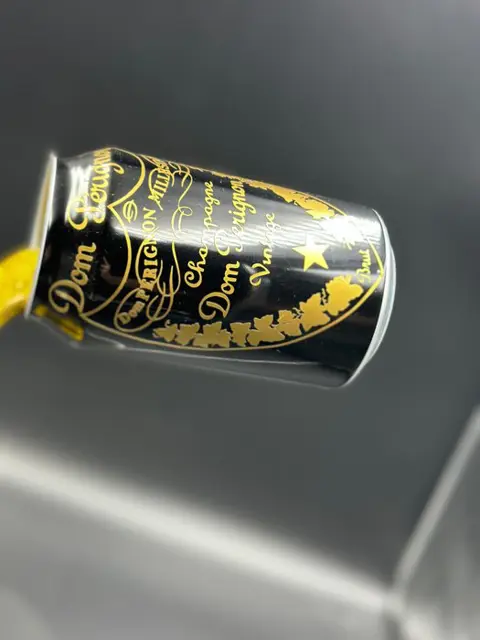 Art Stray-Nos - Canette suspendu Dom Perignon à paillettes.