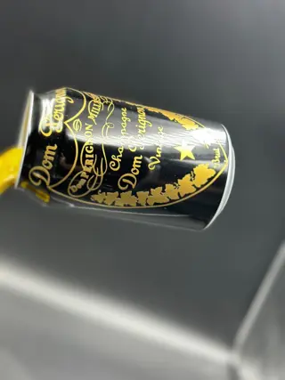 Art Stray-Nos - Canette suspendu Dom Perignon à paillettes.