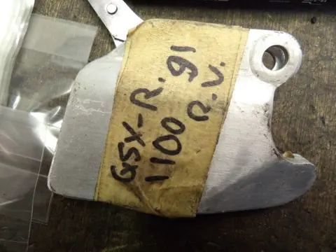 RECHTER SCHETSPLAAT Suzuki GSX R 1100 1991 - 1992