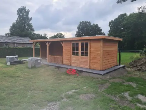 Modern douglas bijgebouw van 900x310