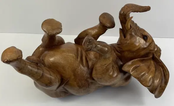 I Wayan Winten (1961) - Olifantje op zijn rug gelegen