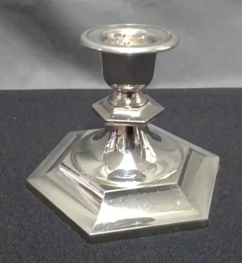 Metalen zilverkl.kandelaar,hooggl,9 cm h, diam 10.5 cm,zgst