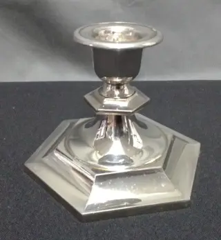 Metalen zilverkl.kandelaar,hooggl,9 cm h, diam 10.5 cm,zgst