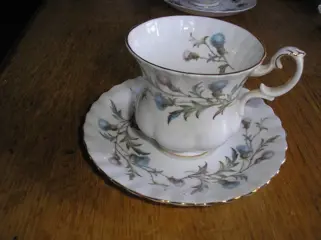 Royal albert - kopjes en schotels - z.g.a.n. - Per stuk 10,-