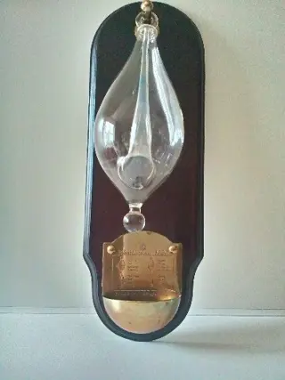 Donderglas op luxe plank