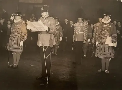 Fotobureau Holland - King George VI proclaimed at the Tower