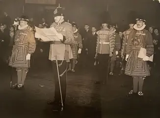 Fotobureau Holland - King George VI proclaimed at the Tower