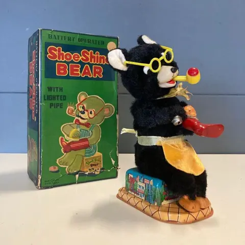 Toy Nomura - 1960 Shoe shine bear - battery operated -