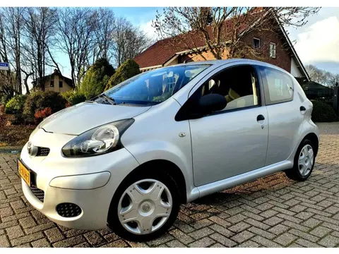 Toyota Aygo 1.0 12v VVT-i Cool 5-Deurs met Airco en Opties !
