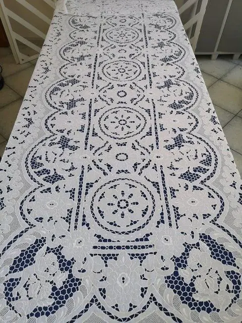 Spectaculair handgeborduurd tafelkleed !! puur linnen