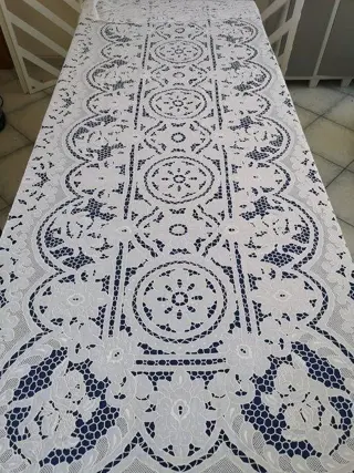 Spectaculair handgeborduurd tafelkleed !! puur linnen