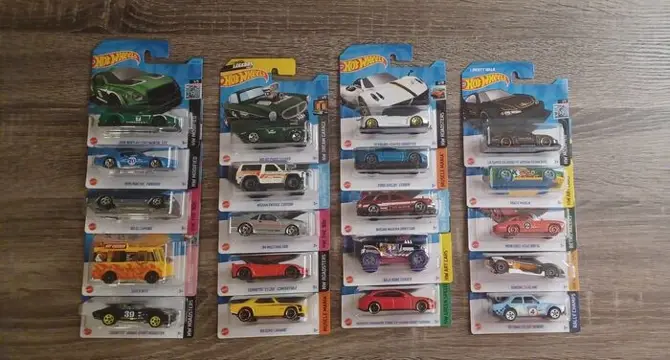 Hot Wheels - 1:64 - 20 different models