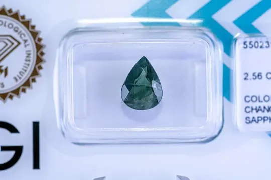 Blauw, Groen Kleurverandering saffier - 2.56 ct