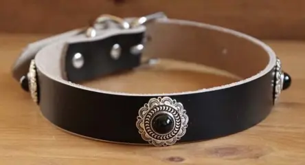 Leren hondenhalsband " Bloem met zwarte steen " Zwart
