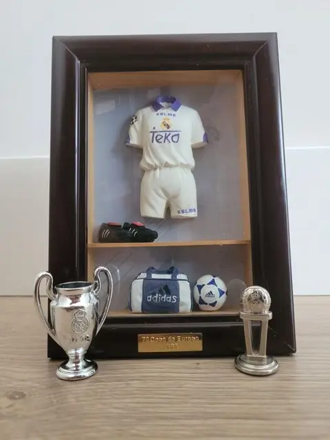 Foto/Diorama 7e Europa Cup (1998) + 2 mini trofeeën Real