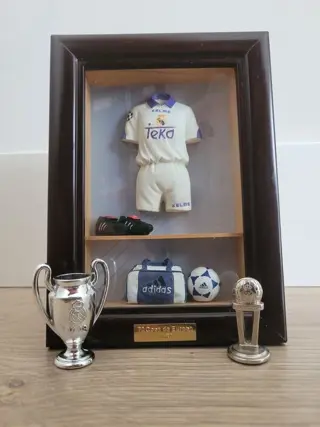 Foto/Diorama 7e Europa Cup (1998) + 2 mini trofeeën Real