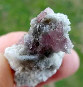 Mooie combinatie roze fluorietkristallen met rookkwarts van