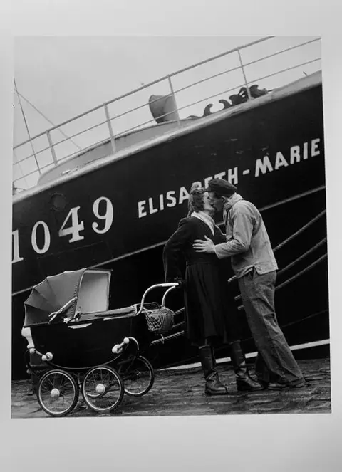 Willy Ronis 1910-2009 - "Le départ du marin 1949"