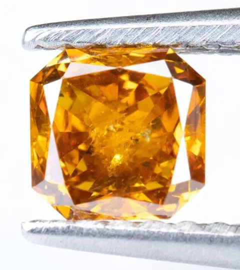 Diamant - 0.49 ct - Natural Fancy Vivid Yellowish Orange -
