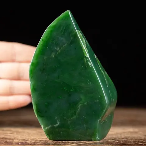 Nefriet jade Gepolijste vrije vorm - 113×78×40 mm - 510 g