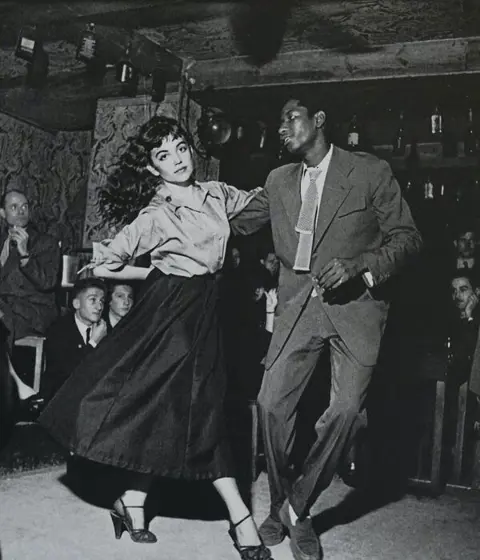 Robert Doisneau (1912 - 1994) - Be-Bop en Cave, Saint