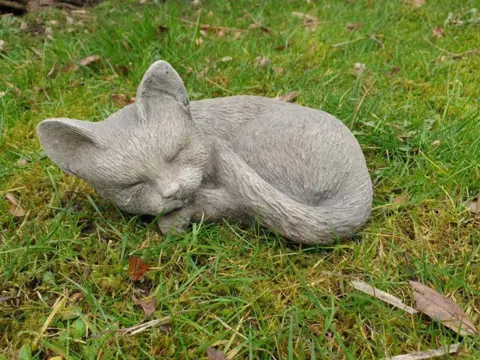 Tuinbeeld van een kleine poes