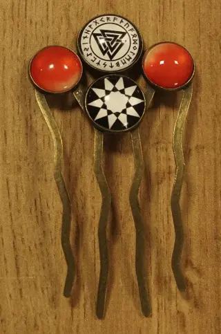 Haarkam met cabochon " Rode stenen en chaosteken "