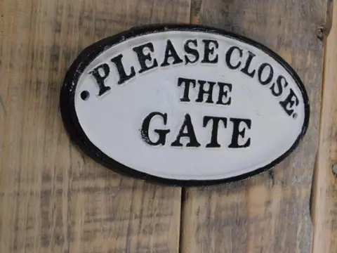 Emaille bord,sluit de poort