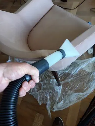 Stoffen bank laten reinigen.