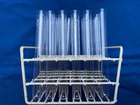 Metalen reageerbuisrek + 24 buizen(laboratorium)