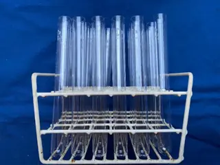 Metalen reageerbuisrek + 24 buizen(laboratorium)