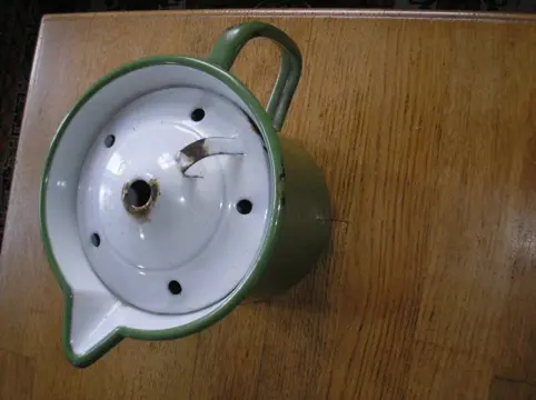 Groene emaille melkkoker