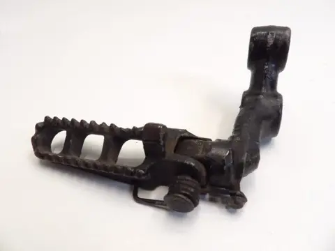 VOETSTEUN LINKS Suzuki DR 400 1970 - 2012
