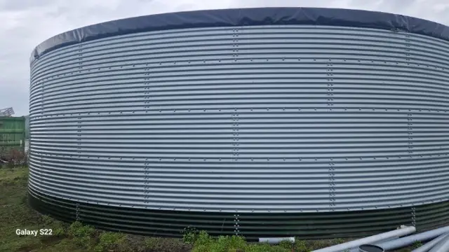 EEN JONGE WATERSILO VAN 12,81M X 3,85M HOOG.. INHOUD 490M3..