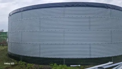 EEN JONGE WATERSILO VAN 12,81M X 3,85M HOOG.. INHOUD 490M3..