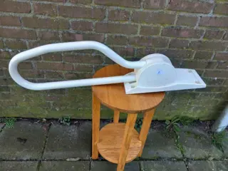 Opklapbare toiletbeugel voor aan de muur