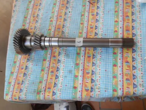Gearbox shaft with gears for Ferrari 458