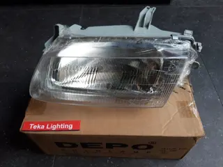 Mazda 323 Sedan Koplamp Depo 216-1126 Links NOS