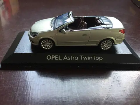 Opel Astra Twin Top 1:43 Minichamps.