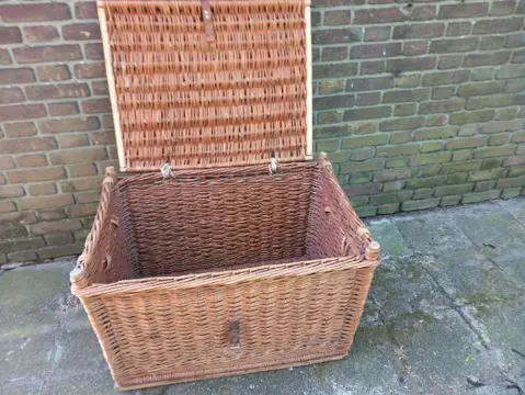 Rieten mand met deksel - opbergmand- afm: 80 x 60 x 52