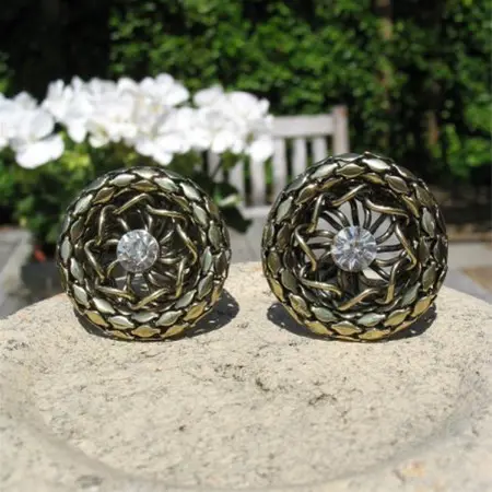 Ronde goudkleurige oorclips met strasssteen