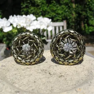 Ronde goudkleurige oorclips met strasssteen