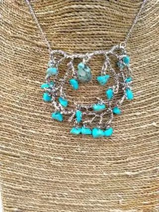 RVS_ketting - prikkeldraad - turqoise steentjes erin verwerkt
